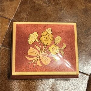 The San Francisco Music Box Company pink music box wood inlay, made in , Italy